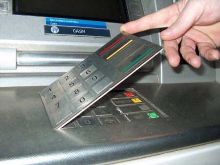 Накладка на клавиатуру банкомата, снимающая вводимый пин-код [97]